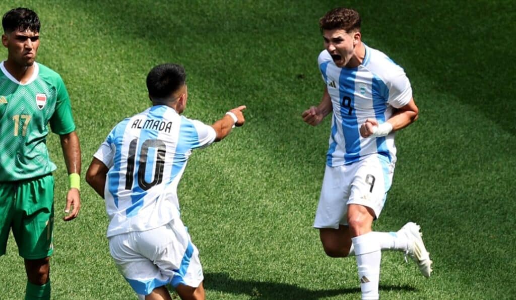 Julián Álvarez asistió en el primer gol para la victoria de Argentina en los Juegos Olímpicos 2024. (@afaseleccion)