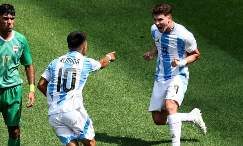 Julián Álvarez asistió en el primer gol para la victoria de Argentina en los Juegos Olímpicos 2024. (@afaseleccion)