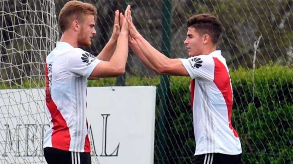 Julián Álvarez en el monumental con beltran. Una imagen que emociona al hincha de River.