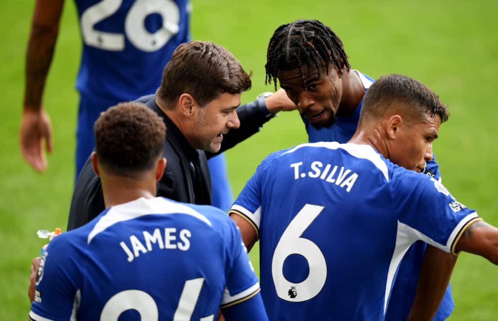 Mauricio Pochettino, director técnico del Chelsea, habla con sus jugadores en la Premier League 2023-24 en el partido contra Liverpool. Chelsea vs América