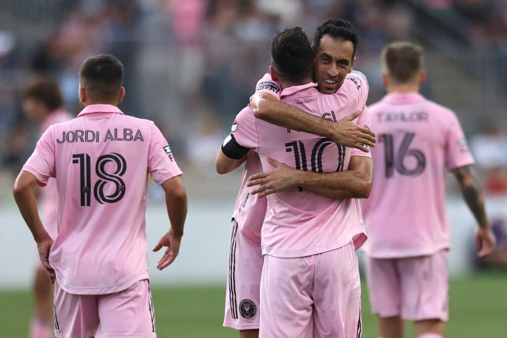 Lionel Messi del Inter Miami celebra con Sergio Busquets después de anotar su primer gol en la Leagues Cup 2023. Puebla vs Inter Miami