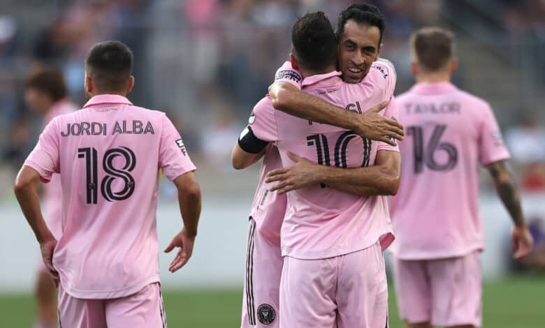 Lionel Messi del Inter Miami celebra con Sergio Busquets después de anotar su primer gol en la Leagues Cup 2023. Puebla vs Inter Miami