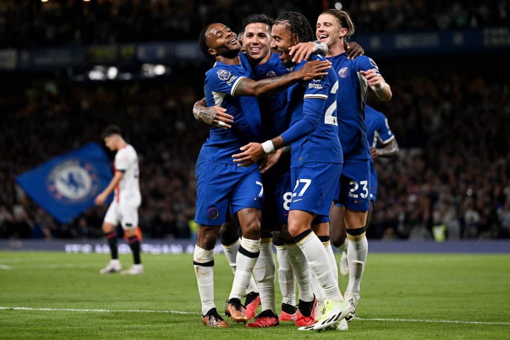 Raheem Sterling del Chelsea después de anotar durante el partido de la Premier League 2023-24 entre Chelsea y Luton Town. Chelsea vs América