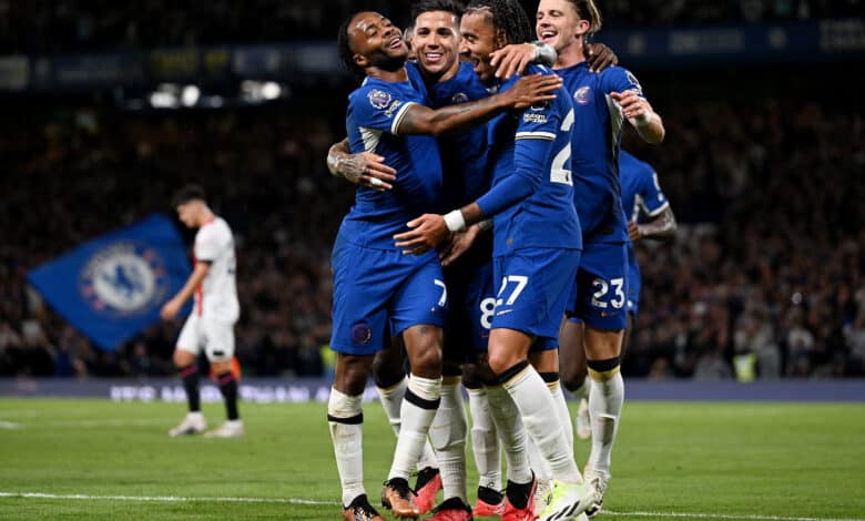 Raheem Sterling del Chelsea después de anotar durante el partido de la Premier League 2023-24 entre Chelsea y Luton Town. Chelsea vs América