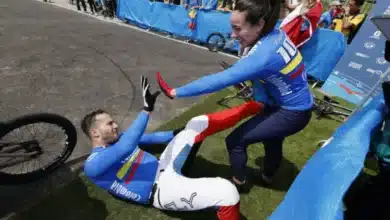 Mariana Pajón y Carlos Oquendo celebran al final de la pista