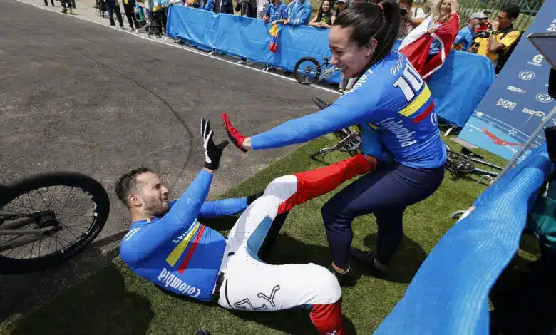 Mariana Pajón y Carlos Oquendo celebran al final de la pista