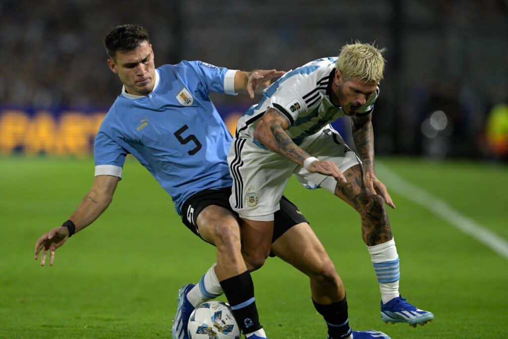 Manuel Ugarte está cerca de ser nuevo jugador del Manchester United. (Photo by JUAN MABROMATA/AFP via Getty Images)