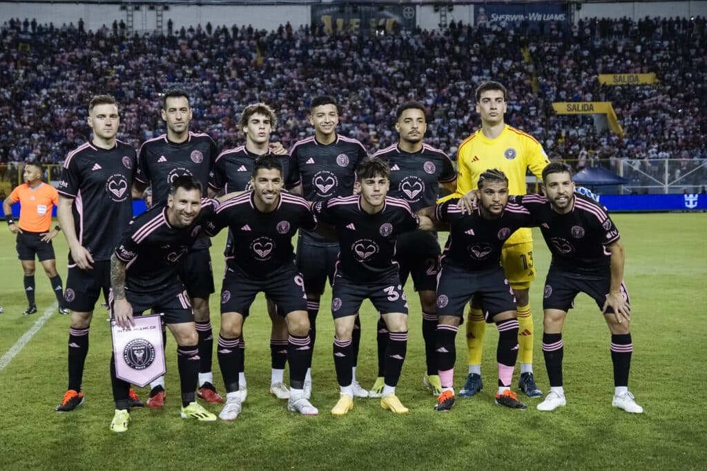 Jugadores del Inter Miami FC posan para la foto en el juego amistoso contra El Salvador en el estadio Cuscatlán. Puebla vs Inter Miami, Leagues Cup 2024