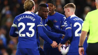 Jugadores del Chelsea discuten sobre un penalti durante el partido de la Premier League 2023-24 ante el Everton en Stamford Bridge. Chelsea vs. Inter