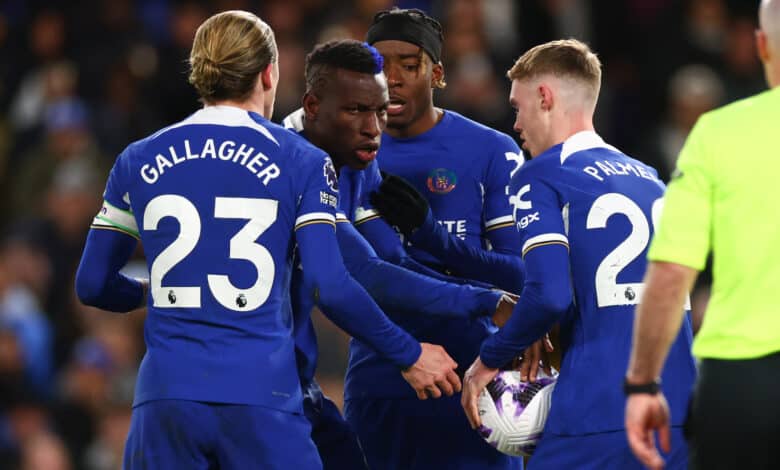 Jugadores del Chelsea discuten sobre un penalti durante el partido de la Premier League 2023-24 ante el Everton en Stamford Bridge. Chelsea vs. Inter