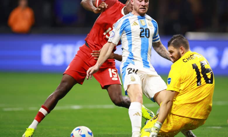 Alexis Mac Allister ya tocó para habilitar a Julián Álvarez. Será el 1-0 de Argentina vs. Canadá.