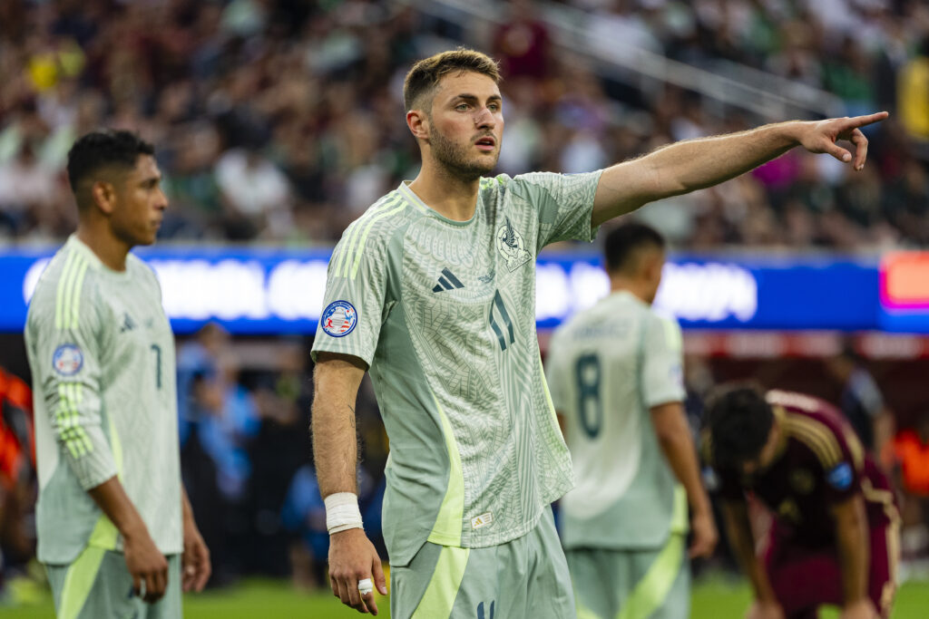 Santiago Giménez sigue deslumbrando al aficionado del Feyenoord por su calidad en la cancha. 