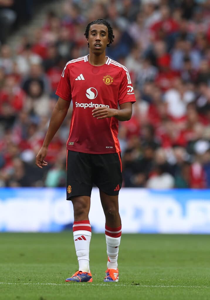 Leny Yoro: Una de las nuevas figuras emergentes que serpa protagonista en el Arsenal vs Manchester United. (Photo by Matthew Peters/Manchester United via Getty Images)