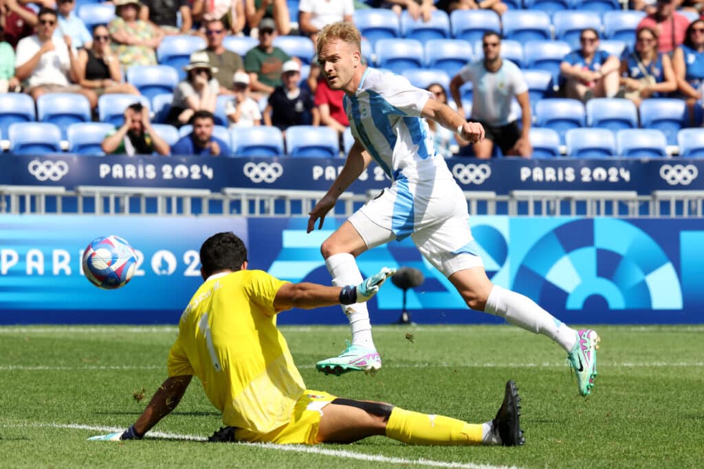 Luciano Gondou anotó el 2-1 de Argentina, el gol que desequilibró el partido.