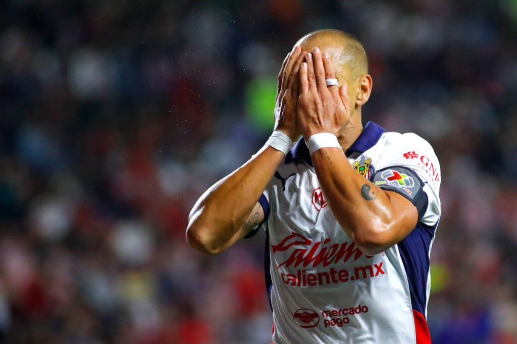 Chivas vs Mazatlán chicharito lamenta su falla en un partido del Apertura 2024 de liga mx. Chivas vs San José