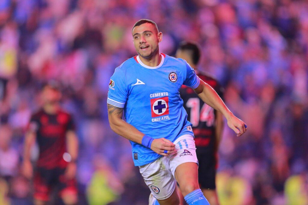 El delantero griego Giorgios Giakoumakis festeja una gol con Cruz Azul en un partido del Apertura 2024 de la Liga MX. cruz azul vs toluca liga mx Charlotte vs Cruz Azul Orlando City vs Cruz Azul