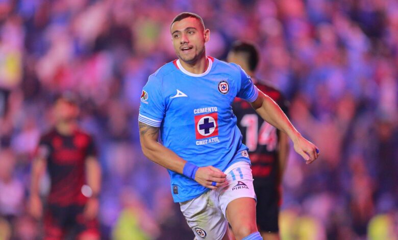 El delantero griego Giorgios Giakoumakis festeja una gol con Cruz Azul en un partido del Apertura 2024 de la Liga MX. cruz azul vs toluca liga mx Charlotte vs Cruz Azul Orlando City vs Cruz Azul Cruz Azul vs Mazatlán