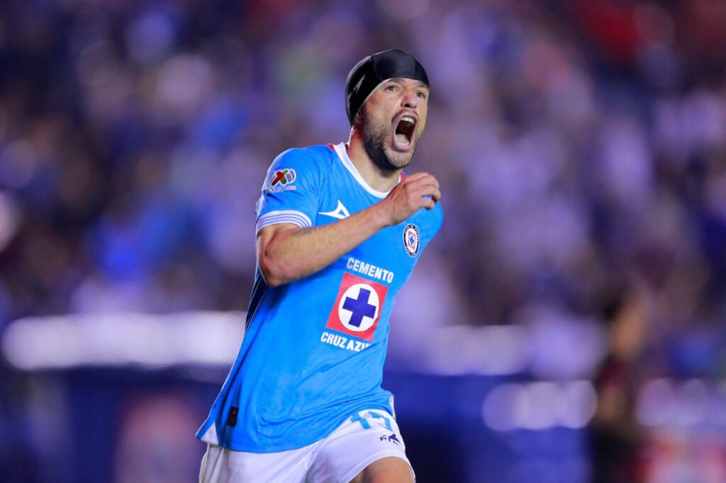 José Ignacio Rivera celebra la anotación que logró con Cruz Azul en el Apertura 2024 de la Liga MX. cruz azul vs toluca ignacio rivero Charlotte vs Cruz Azul