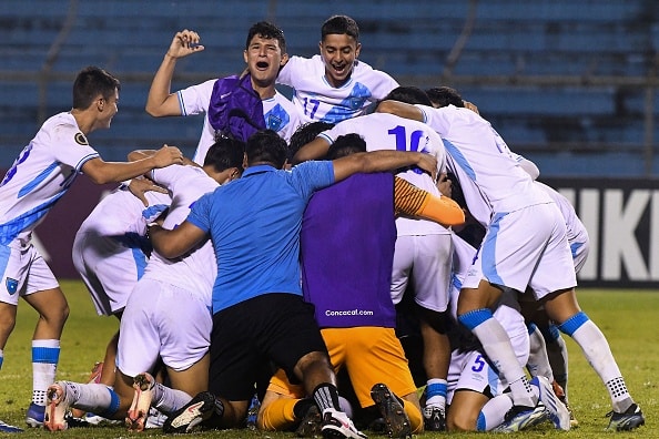 Futbolistas de Guatemala celebran que vencieron a México en el Sub-20 de la Concacaf 2022. Final Sub-20