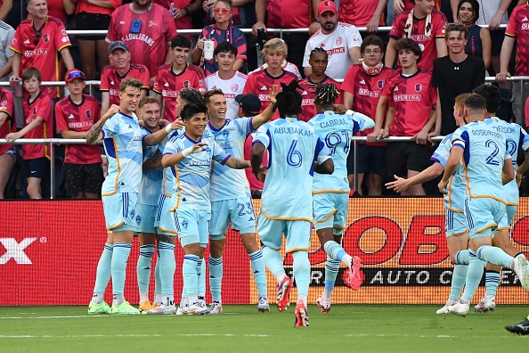 Jugadores del Colorado Rapids celebran una anotación durante un partido vs St Louis City de la campaña 2024 de la MLS. León vs Colorado Rapids América Toluca vs Colorado Rapids América vs Colorado