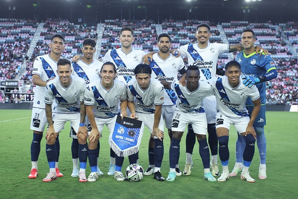 Jugadores del Puebla posan para la fota previa al partido vs Inter Miami en la Leagues Cup 2024.