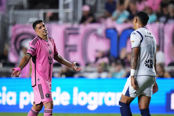 Luis Suárez de Inter Miami y Emanuel Gularte del Puebla en su partido de la Leagues Cup 2024 Inter Miami vs Toronto