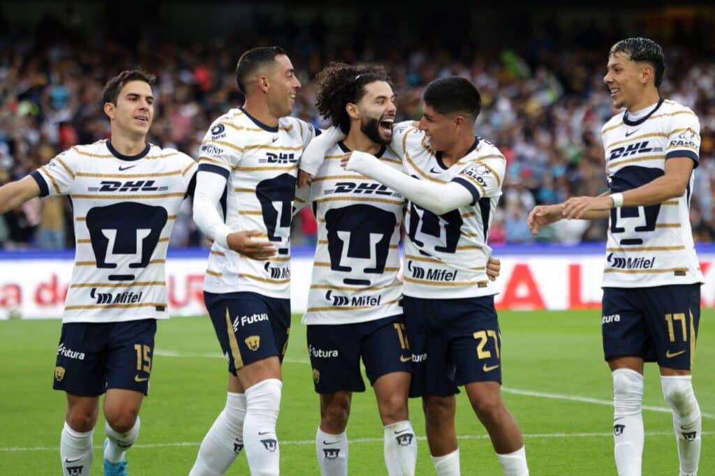 César Huerta de los Pumas festeja un gol con sus compañeros en el Apertura 2024. Pumas vs Austin Monterrey vs Pumas