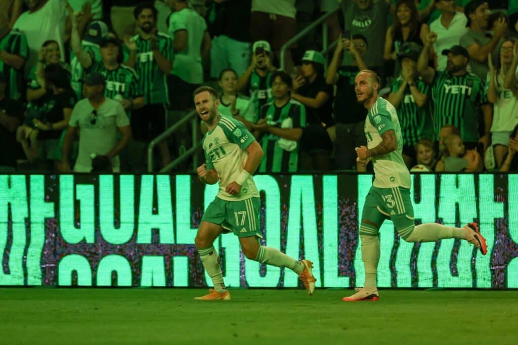 Los futbolistas del Austin FC de la MLS celebran un gol en un partido que se jugó en el Q2 Stadium