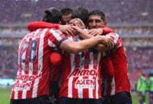 Jugadores de Chivas festejan la anotación en medio de la lluvia durante un partido del Apertura 2024. Chivas vs San José