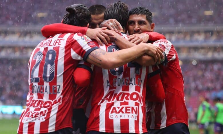 Jugadores de Chivas festejan la anotación en medio de la lluvia durante un partido del Apertura 2024 de la Liga MX. Chivas vs San José Chivas vs Galaxy Chivas vs Juárez