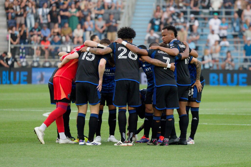 El equipo de San José Earthquakes se reúne en la cancha de un partido de la temporada 2023 de la MLS. Chivas vs San José San José vs Necaxa