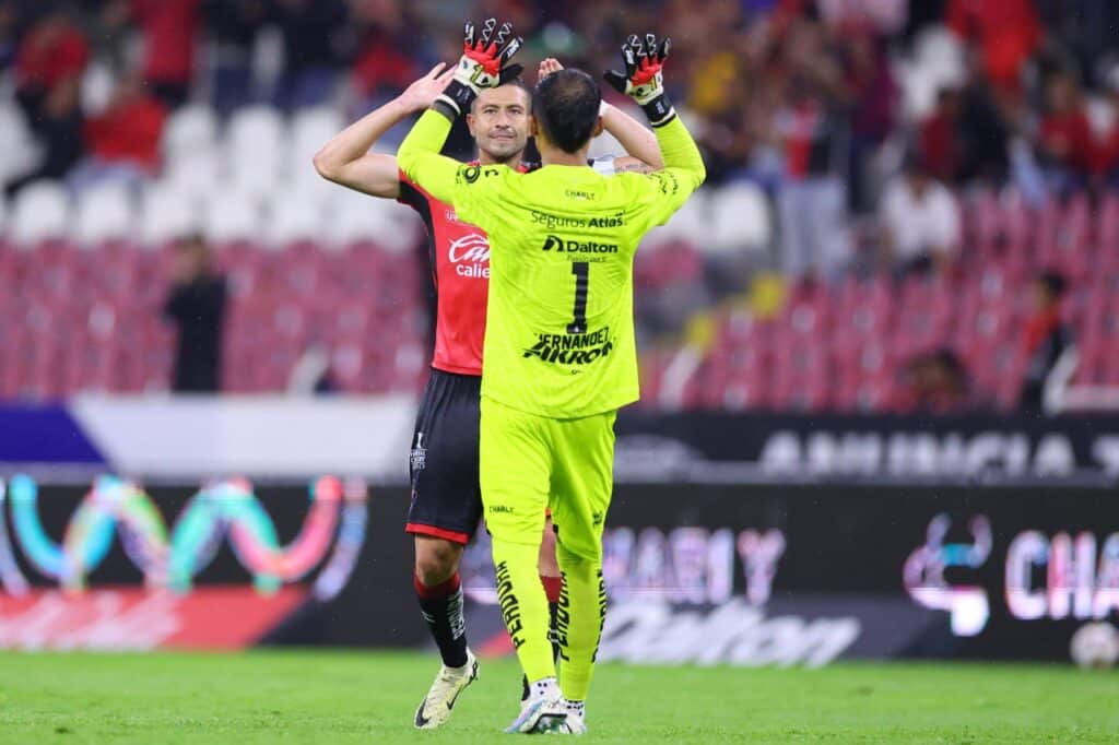 El portero mexicano José Hernández celebra con su compañero del Atlas en el estadio Jalisco. Houston Dynamo vs Atlas