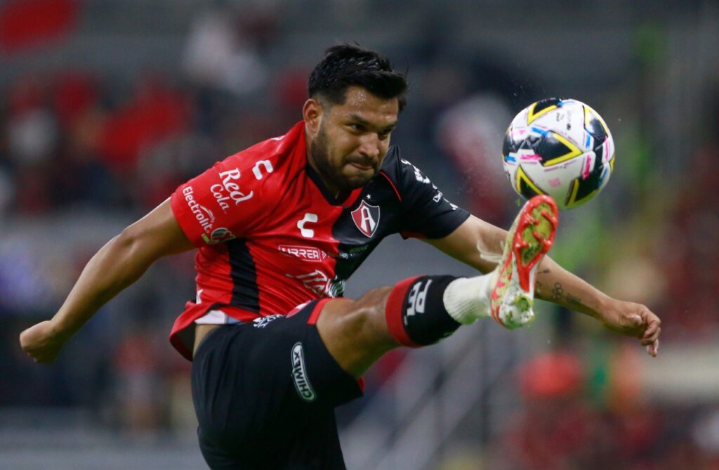 Una de las figuras del Atlas, Daniel Eduardo Aguirre, domina el balón en un partido del Apertura 2024 de la Liga MX. Houston Dynamo vs Atlas