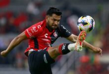 Una de las figuras del Atlas, Daniel Eduardo Aguirre, domina el balón en un partido del Apertura 2024 de la Liga MX. Houston Dynamo vs Atlas Real Salt Lake vs Atlas