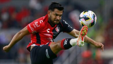 Una de las figuras del Atlas, Daniel Eduardo Aguirre, domina el balón en un partido del Apertura 2024 de la Liga MX. Houston Dynamo vs Atlas Real Salt Lake vs Atlas Atlas vs Pumas América