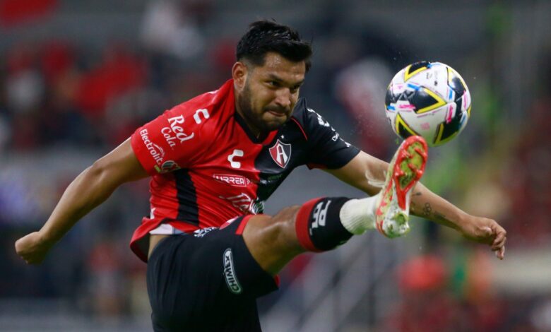 Una de las figuras del Atlas, Daniel Eduardo Aguirre, domina el balón en un partido del Apertura 2024 de la Liga MX. Houston Dynamo vs Atlas Real Salt Lake vs Atlas Atlas vs Pumas América