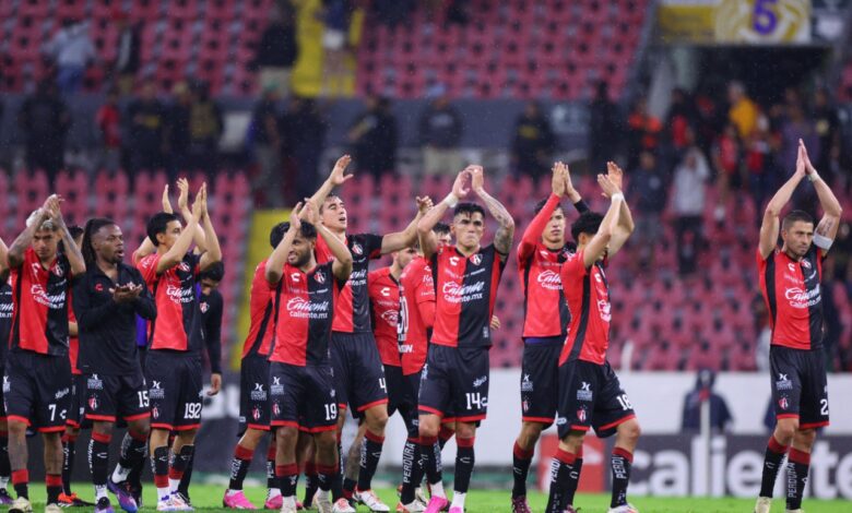 Jugadores del Atlas agradecen la victoria al público del estadio Jalisco después de un partido del Apertura 2024 de la Liga MX. Houston Dynamo vs Atlas Real Salt Lake vs Atlas América vs Atlas pumas Tabla de Porcentaje Atlético de San Luis vs Atlas