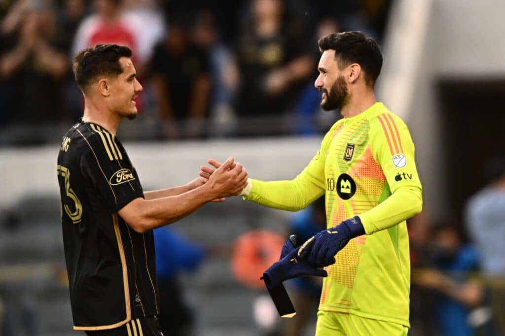 Hugo Lloris, portero francés de Los Ángeles FC, saluda a su compañero. Los Ángeles vs Tijuana. Los Ángeles vs Austin FC pumas Seattle Sounders vs Los Ángeles Los Ángeles vs Colorado Rapids