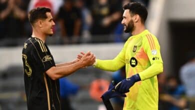 Hugo Lloris, portero francés de Los Ángeles FC, saluda a su compañero. Los Ángeles vs Tijuana. Los Ángeles vs Austin FC pumas Seattle Sounders vs Los Ángeles Los Ángeles vs Colorado Rapids