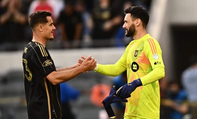 Hugo Lloris, portero francés de Los Ángeles FC, saluda a su compañero. Los Ángeles vs Tijuana. Los Ángeles vs Austin FC pumas Seattle Sounders vs Los Ángeles Los Ángeles vs Colorado Rapids