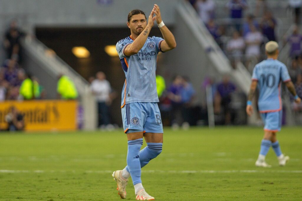 Justin Haak, mediocampista del New York City, aplaude en un juego de la MLS 2023. New York City vs Querétaro