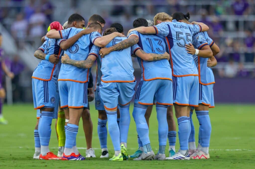 Jugadores del New York City en una reunión antes de jugar un partido de la MLS 2024. New York City vs Querétaro Tigres Tigres vs New York City Columbus Crew vs New York City