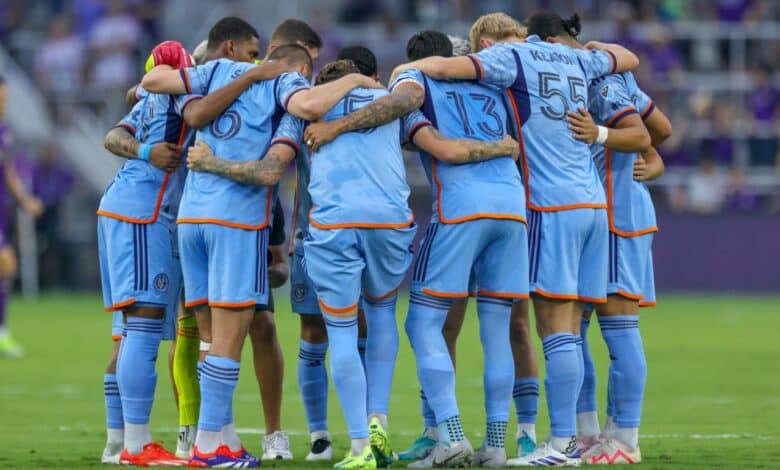 Jugadores del New York City en una reunión antes de jugar un partido de la MLS 2024. New York City vs Querétaro Tigres Tigres vs New York City Columbus Crew vs New York City