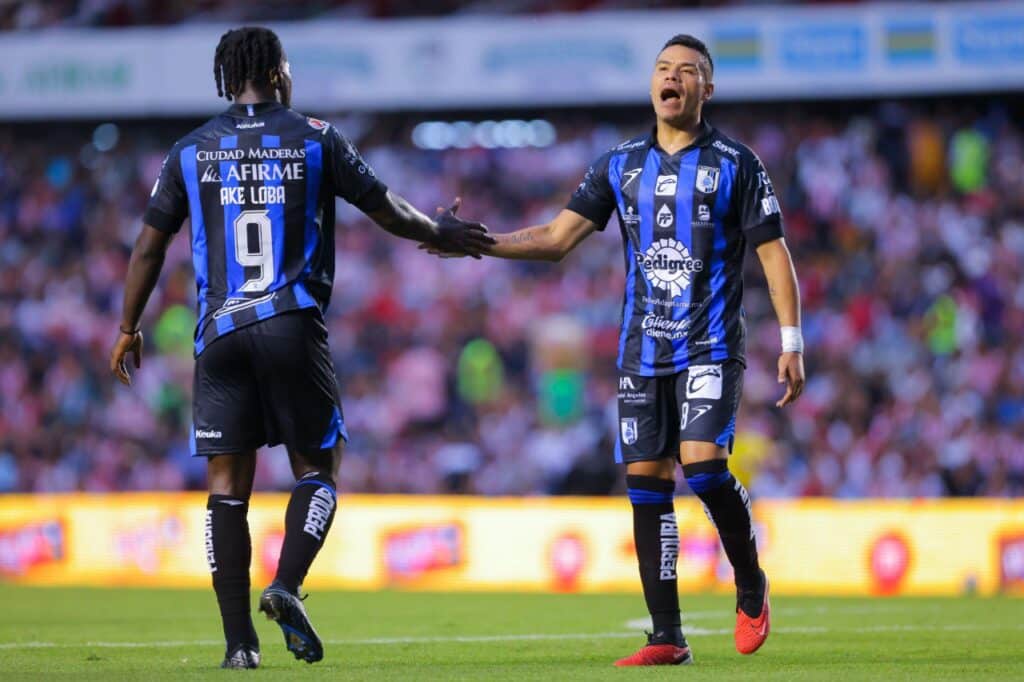 Los jugadores de Gallos Blancos de Querétaro, Ake Loba y Pablo Barrera se dan la mano. New York City vs Querétaro