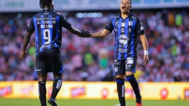 Los jugadores de Gallos Blancos de Querétaro, Ake Loba y Pablo Barrera se dan la mano. New York City vs Querétaro Cincinnati vs Querétaro Atlético de San Luis vs Querétaro Querétaro vs Cruz Azul