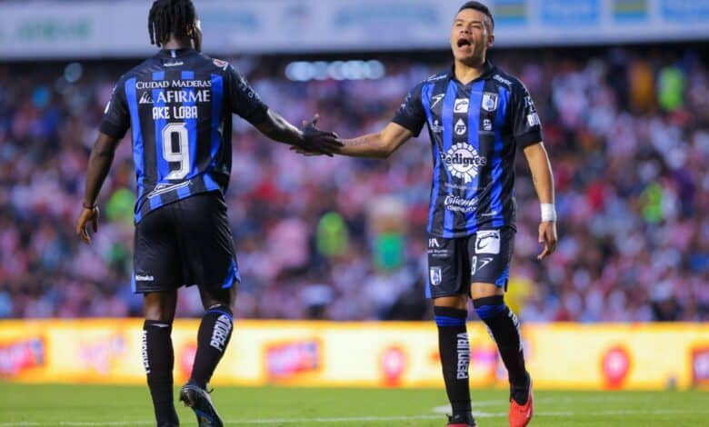 Los jugadores de Gallos Blancos de Querétaro, Ake Loba y Pablo Barrera se dan la mano. New York City vs Querétaro Cincinnati vs Querétaro Atlético de San Luis vs Querétaro Querétaro vs Cruz Azul