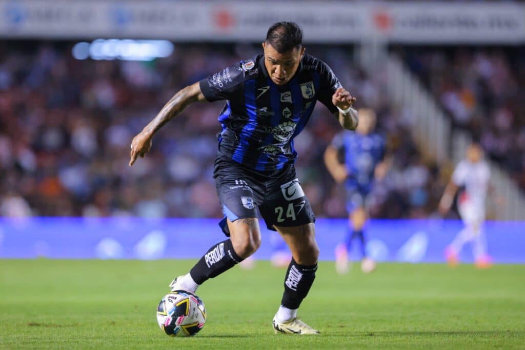 Brayton Vázquez, defensa de los Gallos Blancos de Querétaro en un juego del Apertura 2024 de la Liga MX.  Cincinnati vs Querétaro