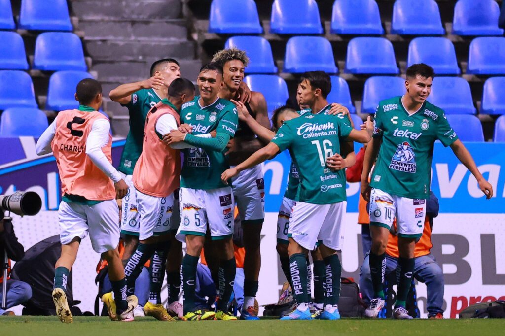 Jugadores del León celebran el gol que hicieron durante el Apertura 2024. León vs Portland