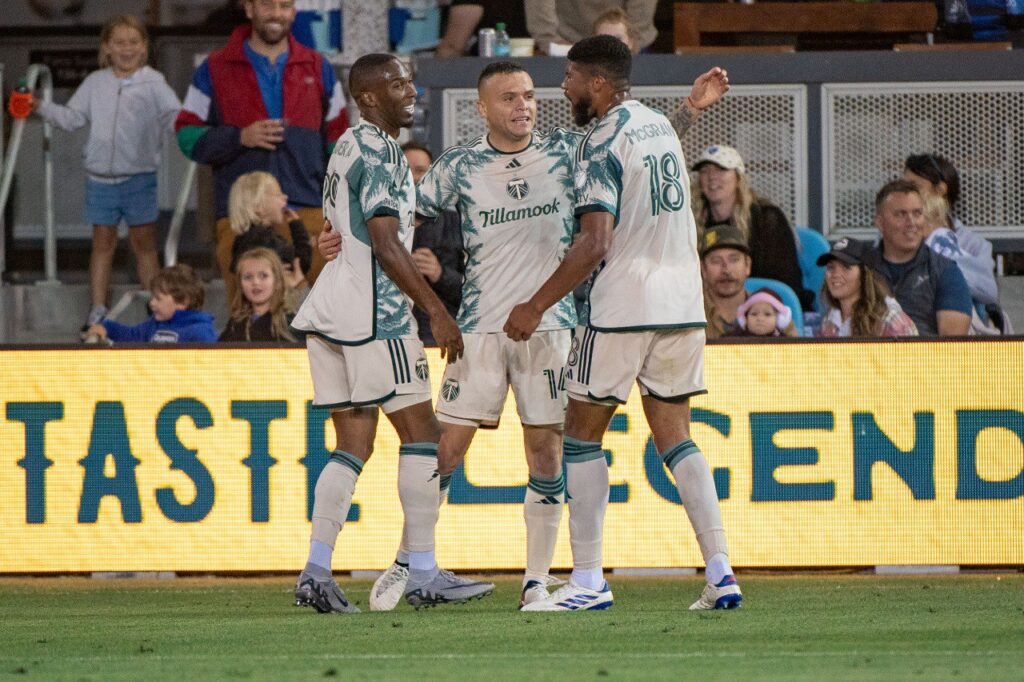 Jonathan "Cabecita" Rodríguez celebra un gol con sus compañeros del Portland Timbers. León vs Portland