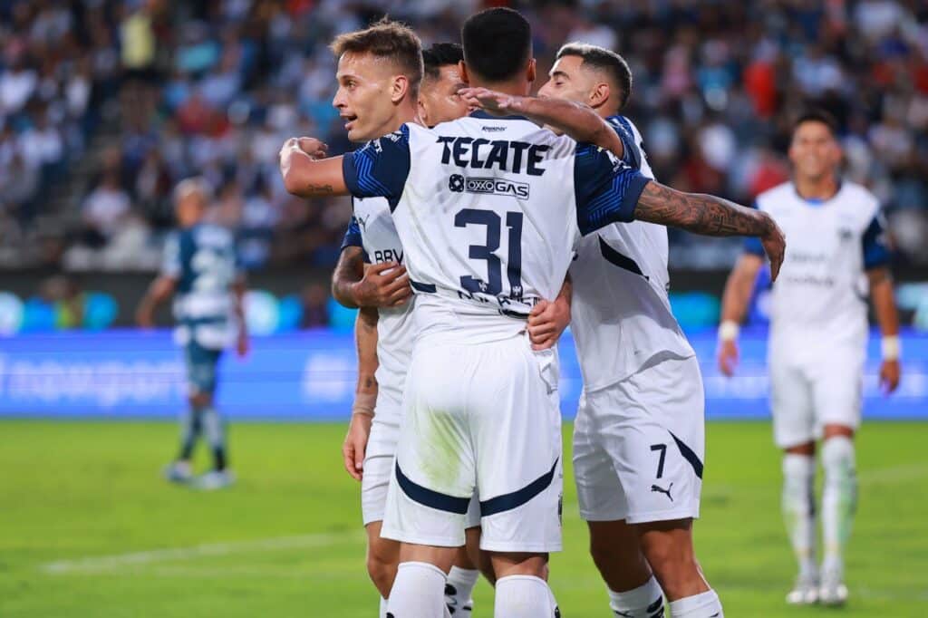 Jugadores de los Rayados de Monterrey celebran un gol en un partido de la Liga MX en el Apertura 2024. Monterrey vs Austin